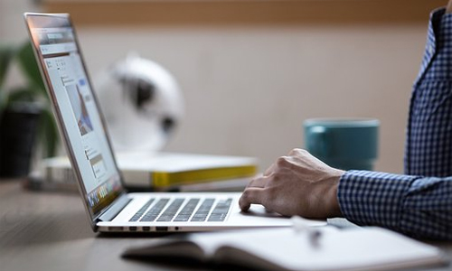 top-2-Uusimmat-hedelmäpelit-vuonna-2019-tietokoneen-mies